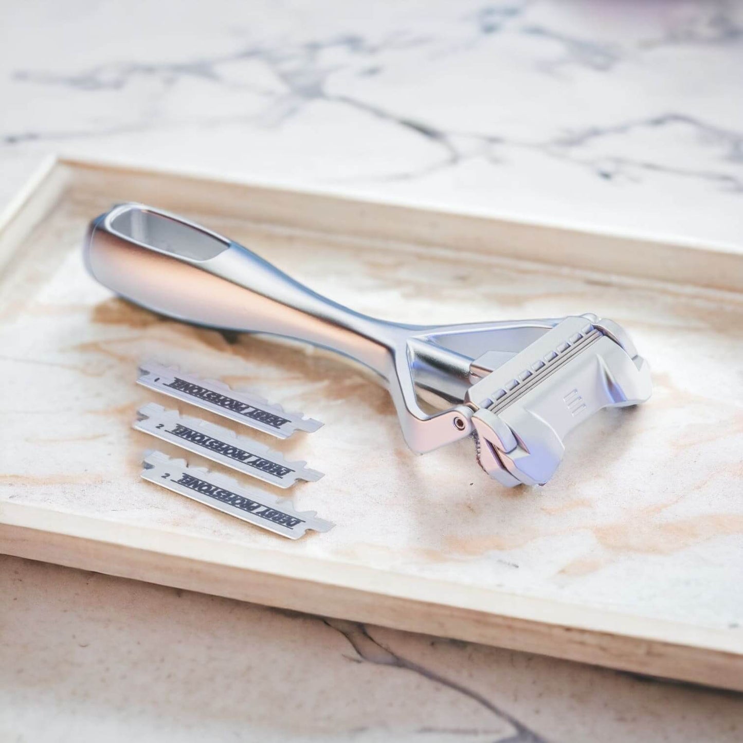 Reisegröße: SHAVENT Compact 1.0, die handliche Metallrasur für Reise / Dusche - Matte Chrome